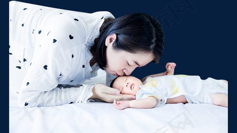 金牌育儿嫂的收费标准通常由以下几部分构成：