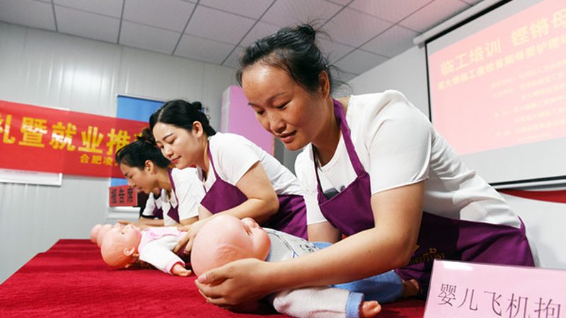 婴儿洗澡盆材质揭秘：如何挑选安全可靠的“育儿伴侣